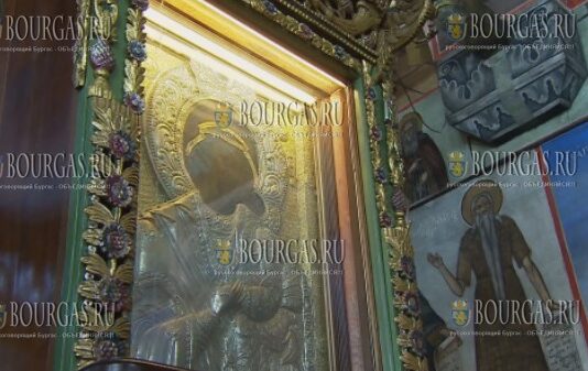 Сотни верующих стекаются в Бачковский монастырь