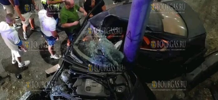 В ДТП в Пловдиве BMW обернулось вокруг столба