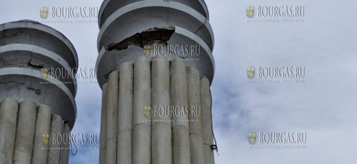 Колонны у входа в Морской сад в Варне начали разрушаться