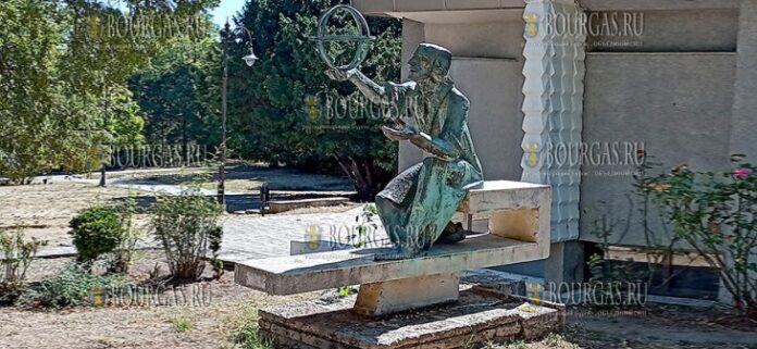 символ Варны - скульптура великого астронома Николая Коперника в Морском саду
