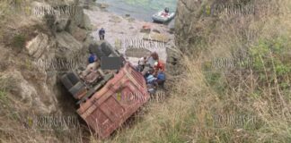 В районе Попского пляжа возле Царево провалился грузовик