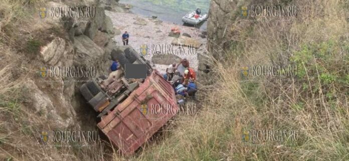 В районе Попского пляжа возле Царево провалился грузовик