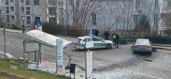 Автомобиль врезался в автобусную остановку в Святом Власе