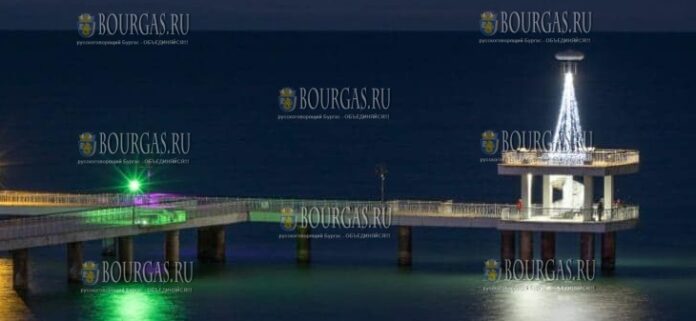 Рождественскую елку зажгла огни на Бургасском мосту