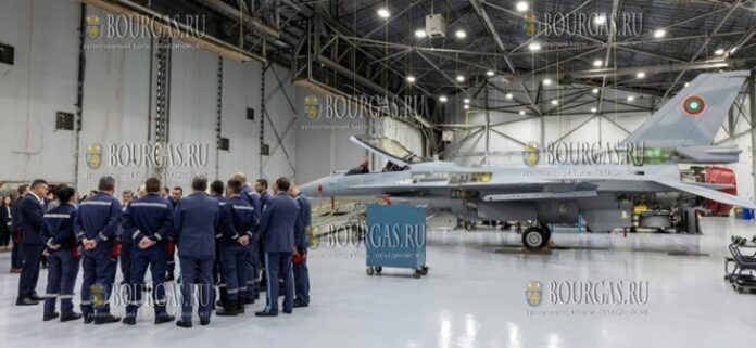 Болгарская делегация в США посетила завод по сборке истребителей F-16