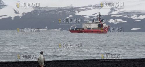Болгарское судно Святые Кирил и Методий работает в водах Антарктиды