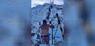 Мужчина поднялся на гору Мусала в Болгарии в плавках