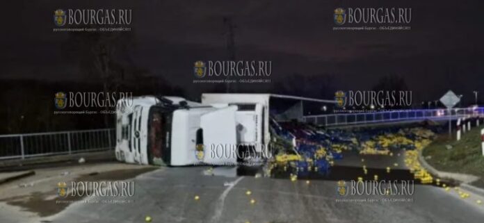 рассыпавшиеся на трассе лимоны перекрыли движение возле Бялы, здесь перевернула фура