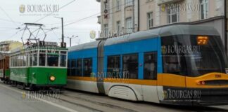 Ретро-трамвай в Софии перевозит пассажиров