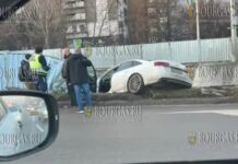 В Софии произошло ДТП, авто оказался в канаве метрополитена