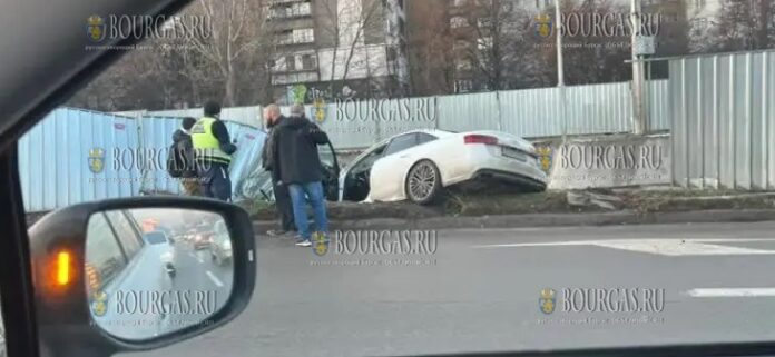 В Софии произошло ДТП, авто оказался в канаве метрополитена