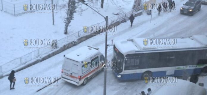 Нерасчищенный снег и лед заблокировали улицы и общественный транспорт в Варне