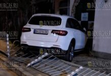 Авто с украинскими номера врезался в кафе на Солнечном Берегу