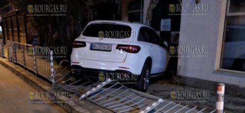 Авто с украинскими номера врезался в кафе на Солнечном Берегу