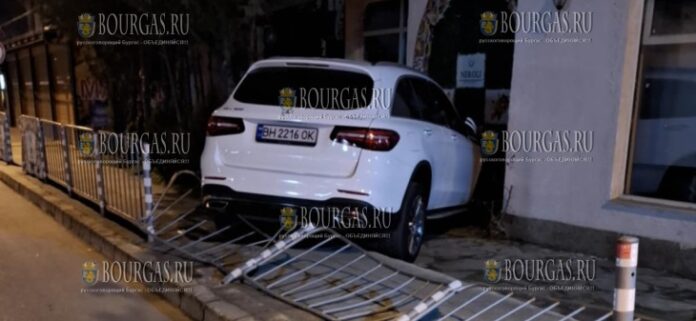 Авто с украинскими номера врезался в кафе на Солнечном Берегу