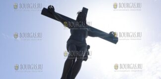 12-метровый крест с изображением Христа в Елин Пелин
