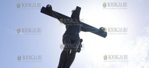 12-метровый крест с изображением Христа в Елин Пелин