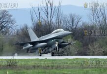 истоический момент - первый болгарский F-16 на полосе авиобазы Грав Игратиево