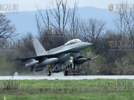 истоический момент - первый болгарский F-16 на полосе авиобазы Грав Игратиево