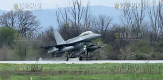 истоический момент - первый болгарский F-16 на полосе авиобазы Грав Игратиево