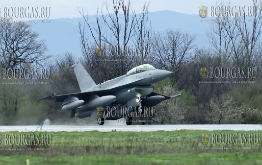 истоический момент - первый болгарский F-16 на полосе авиобазы Грав Игратиево