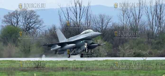 истоический момент - первый болгарский F-16 на полосе авиобазы Грав Игратиево