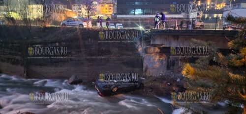 В Смоляне автомобиль с пятью юношами упал с моста в реку