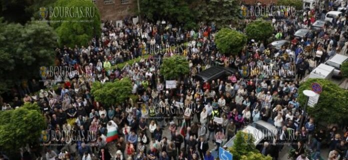 протестная акция в Софии, народ вышел на протест, чтобы поддержать действующего мэра - Василя Терзиева протестная акция в Софии, народ вышел на протест, чтобы поддержать действующего мэра - Василя Терзиева