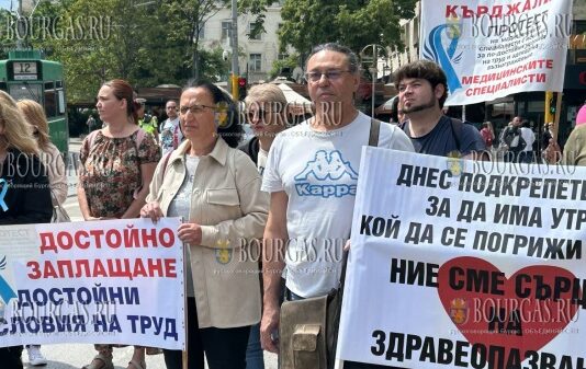 свой профессиональный праздник медсестры Болгарии вышли на акцию протеста, они требуют повышения заработной платы