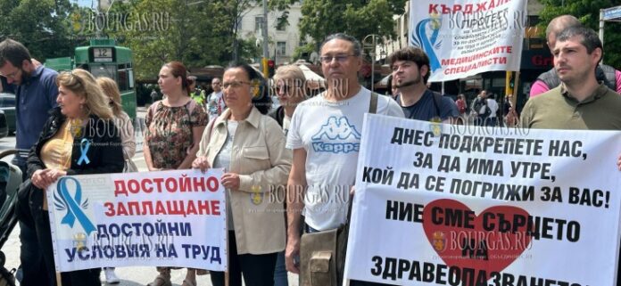 свой профессиональный праздник медсестры Болгарии вышли на акцию протеста, они требуют повышения заработной платы свой профессиональный праздник медсестры Болгарии вышли на акцию протеста, они требуют повышения заработной платы
