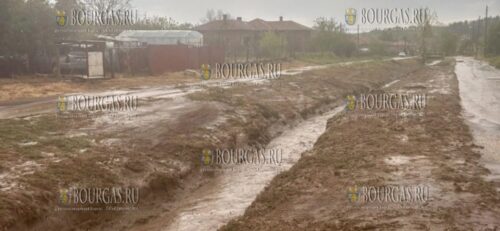 в селе Смилец в результате ливней дороги превратились в реки