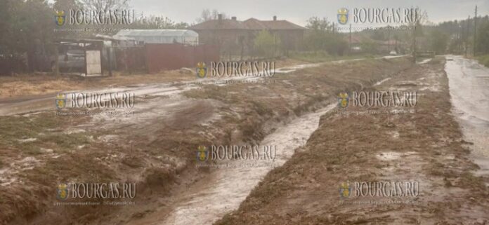 в селе Смилец в результате ливней дороги превратились в реки