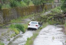 водитель в Софии съехал с дороги и оказался в реке