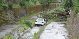 водитель в Софии съехал с дороги и оказался в реке