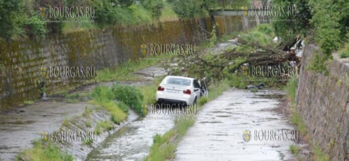 водитель в Софии съехал с дороги и оказался в реке