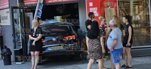 Автомобиль в Болгарии въехал в магазин