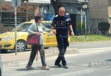 Полицейский в Болгарии помог женщине перейти улицу