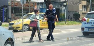 Полицейский в Болгарии помог женщине перейти улицу