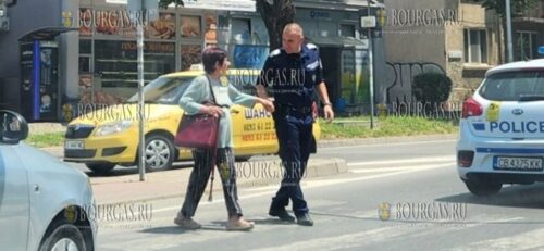 Полицейский в Болгарии помог женщине перейти улицу