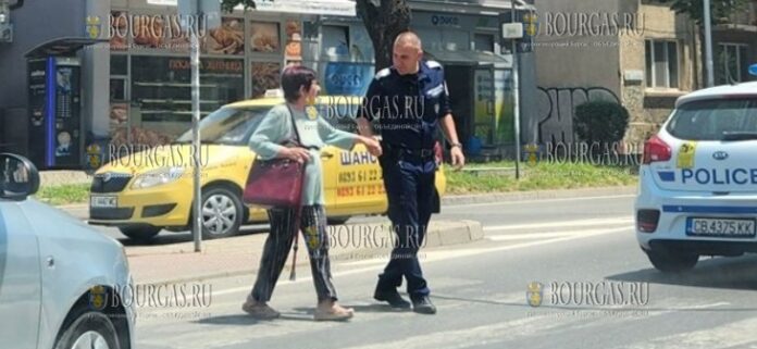 Полицейский в Болгарии помог женщине перейти улицу