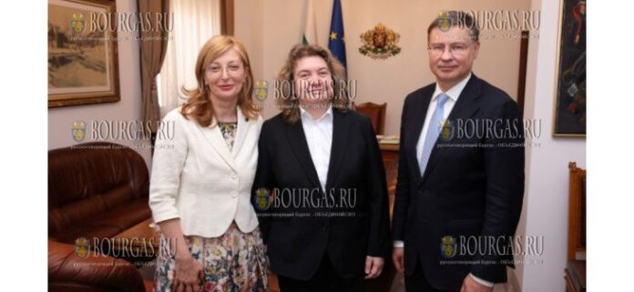 спикер парламента Болгарии - Румен Радев, встретилась с еврокомиссарами - Валдисом Домбровскисом и Екатериной Захариевой спикер парламента Болгарии - Румен Радев, встретилась с еврокомиссарами - Валдисом Домбровскисом и Екатериной Захариевой