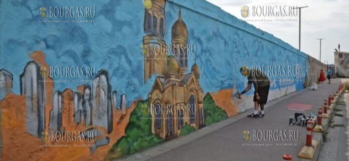 часть волнореза на Морском вокзале в Варне превратилась в достопримечательность