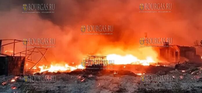 Крупный пожар под Бургасом, горело в дачном поселке Остриците 2