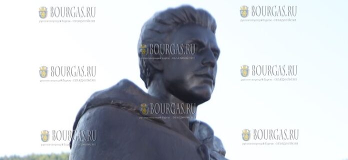 В Етрополе установили 3-метровый бронзовый памятник Левски