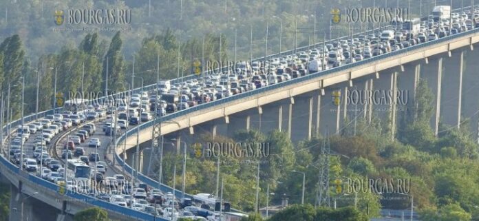 август 2025 года - пробки на Аспаруховом мосту в Варне