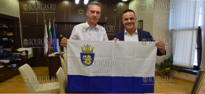 мэр Бургаса - Димитра Николова, поздравил болгарского пловца - Цанко Цанкова, с успешным заплывом через Северный пролив между Северной Ирландией и Шотландией мэр Бургаса - Димитра Николова, поздравил болгарского пловца - Цанко Цанкова, с успешным заплывом через Северный пролив между Северной Ирландией и Шотландией