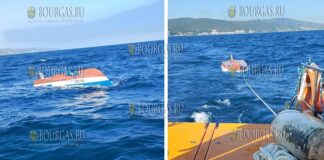 Недалеко от Несебра в Черном море перевернулась лодка