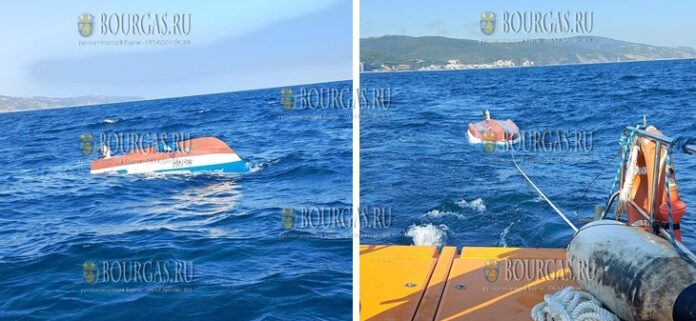 Недалеко от Несебра в Черном море перевернулась лодка