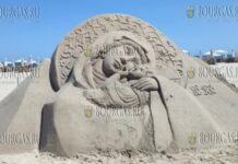Песчаная фигура Пресвятой Богородицы появилась на пляже в Аспарухово