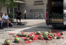 продавец арбузов в Казанлыке провела необычную акцию протеста